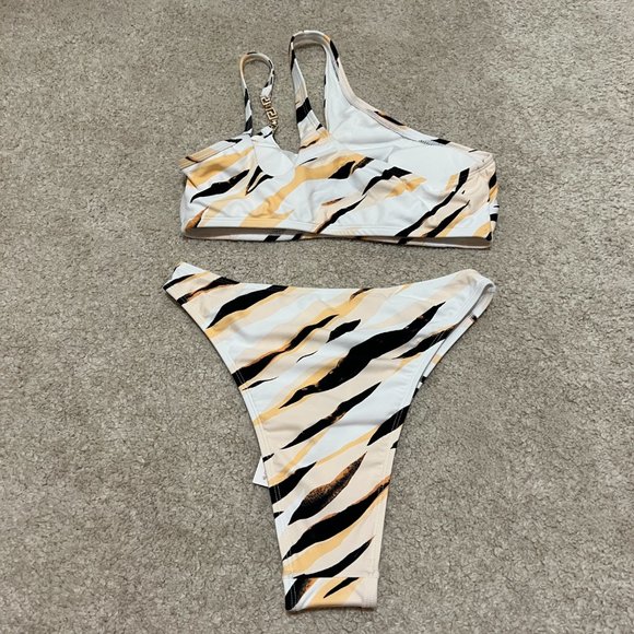 Cupshe x Stassie Two Piece Swimsuit Size Small Marble Print White Black Yellow - Picture 2 of 9